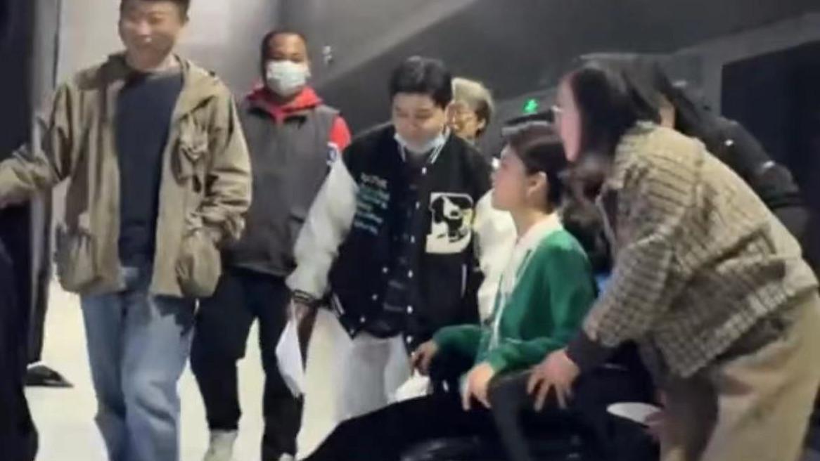 美女主持马滢拄拐杖录节目，行走困难被多人搀扶，坐轮椅带拐杖
