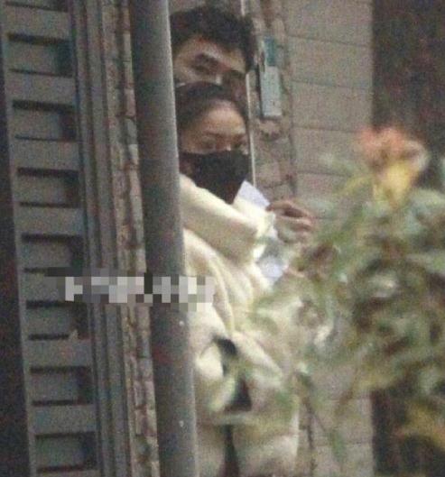 阮经天|阮经天女友正面曝光！零下低温光腿穿短裙秀美腿，被拍一脸不悦