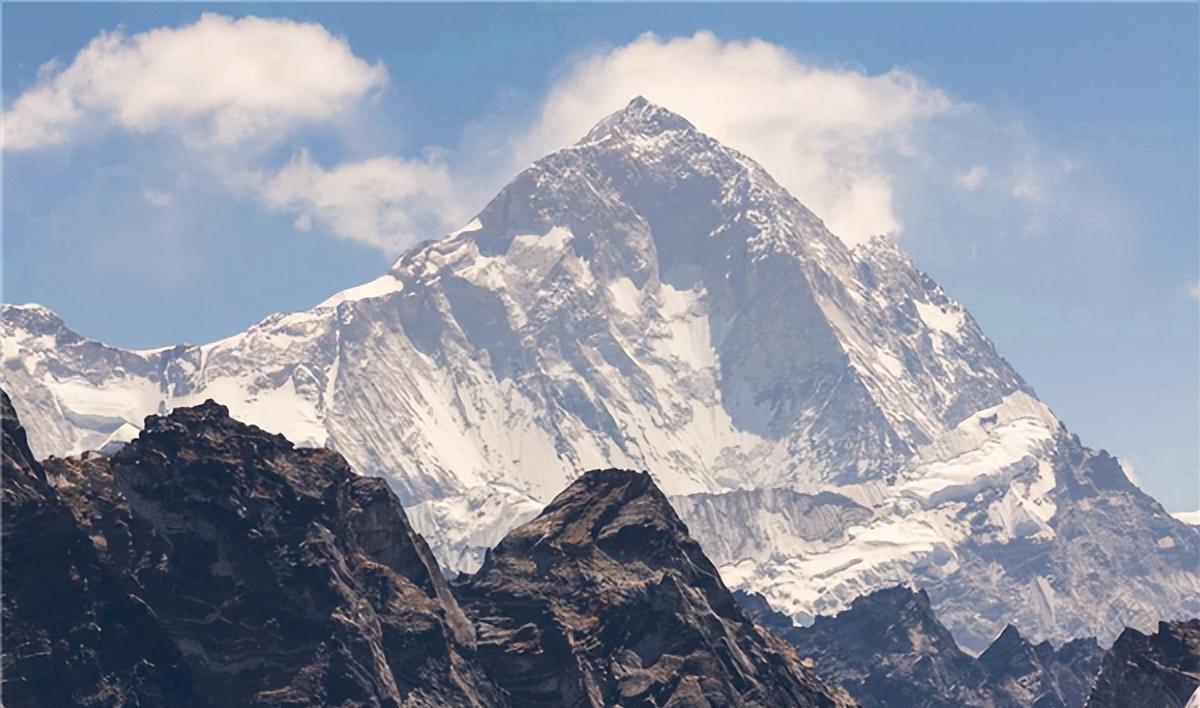 珠穆朗玛峰|珠穆朗玛峰横跨两国，一半在中国，一半在尼泊尔，为何属于我国？