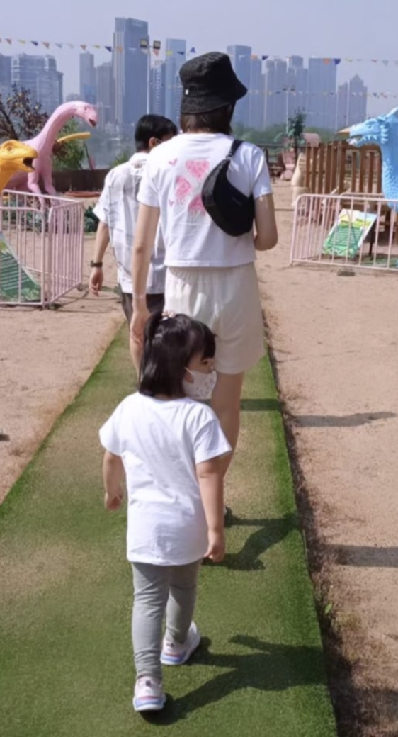 王祖蓝|王祖蓝陪妻儿出游,李亚男牵手女儿秀超模身材,姐妹俩呆萌可爱