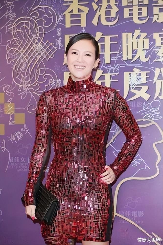 案件通报 章子怡也有中年危机了？穿红裙扎马尾，宽厚的上半身越看越壮实
