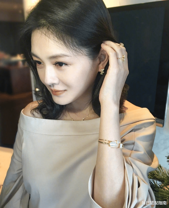 红豆 45岁的大S为什么不显老?少女感脸型的优势,被她展现得淋漓尽致