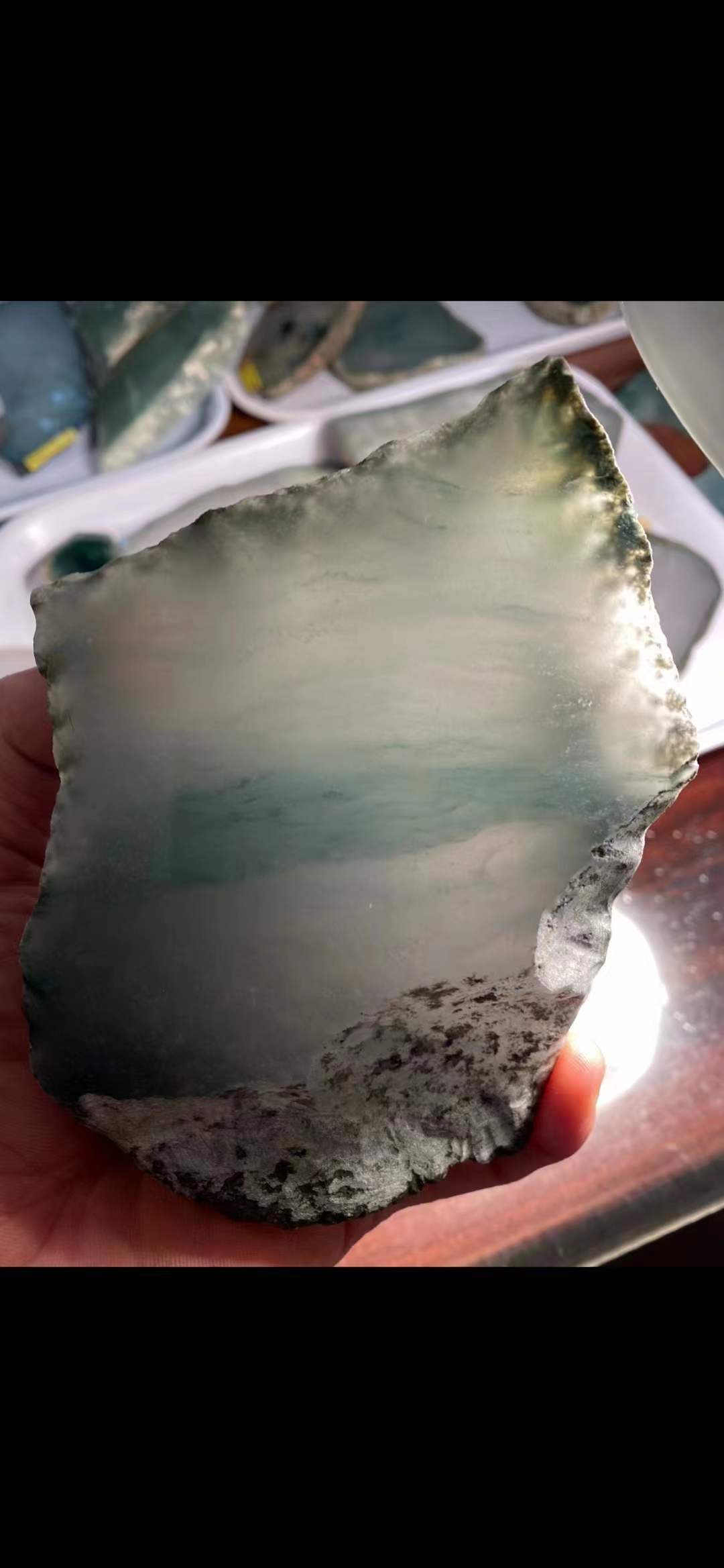 莫西沙|莫西沙翡翠原石的表面还会有明显的刀砍状纹路