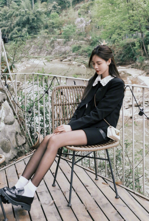 沈梦辰|沈梦辰婚后变化大,读书写字忙,嬉戏山水间,皮肤白皙似脱胎换骨