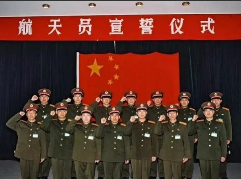 神十五航天员邓清明,苦训24年终于圆梦,曾直言:对不起老婆孩子