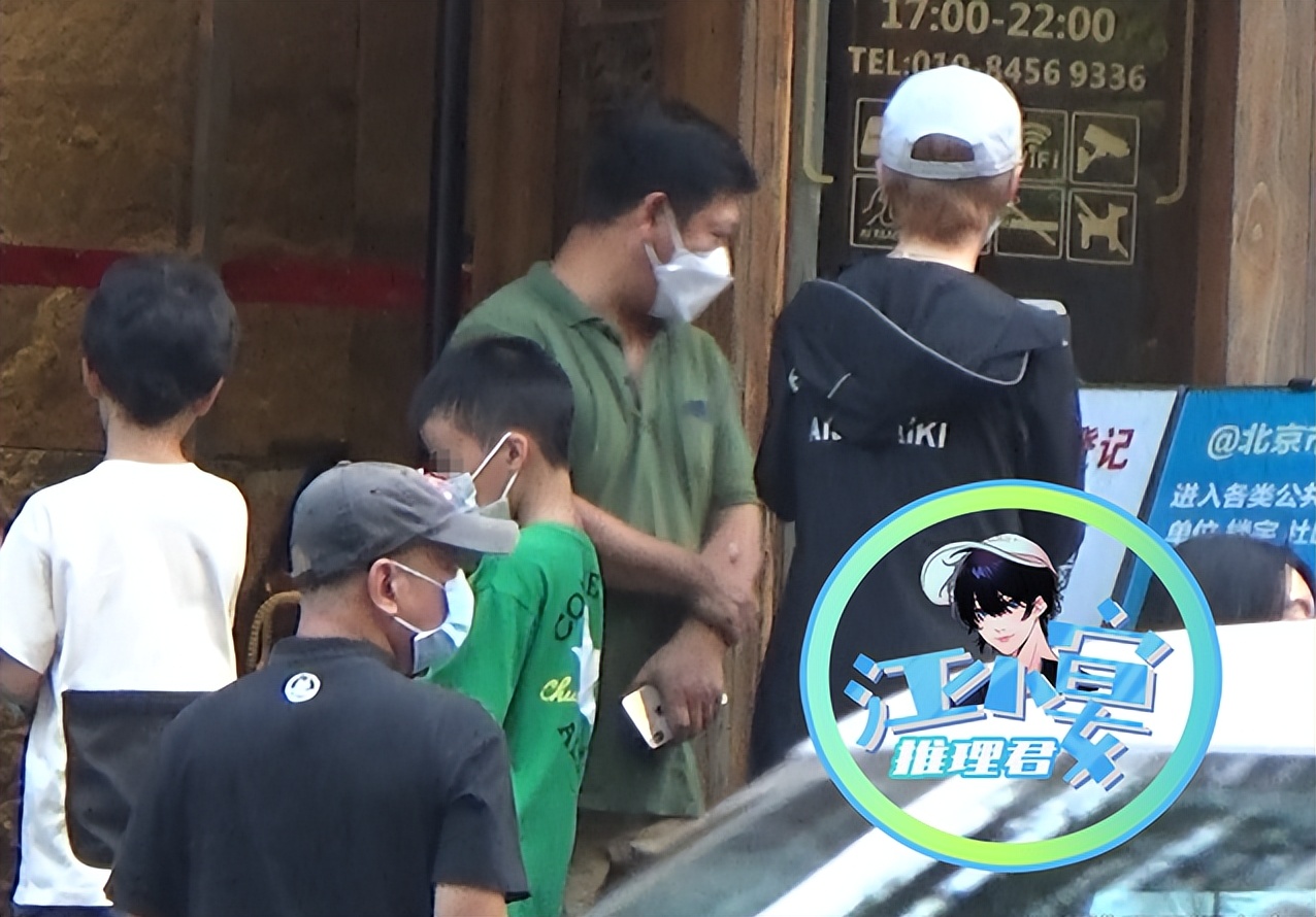 谢楠|吴京携家人外出聚餐,谢楠一人拖俩娃,3岁吴虑与7岁吴滺一般高