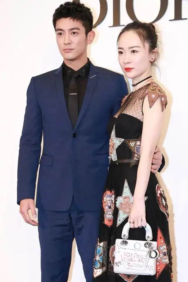 |?  霍思燕在杜江身边也依旧打扮性感，一身黑纱裙还戴两根项链。