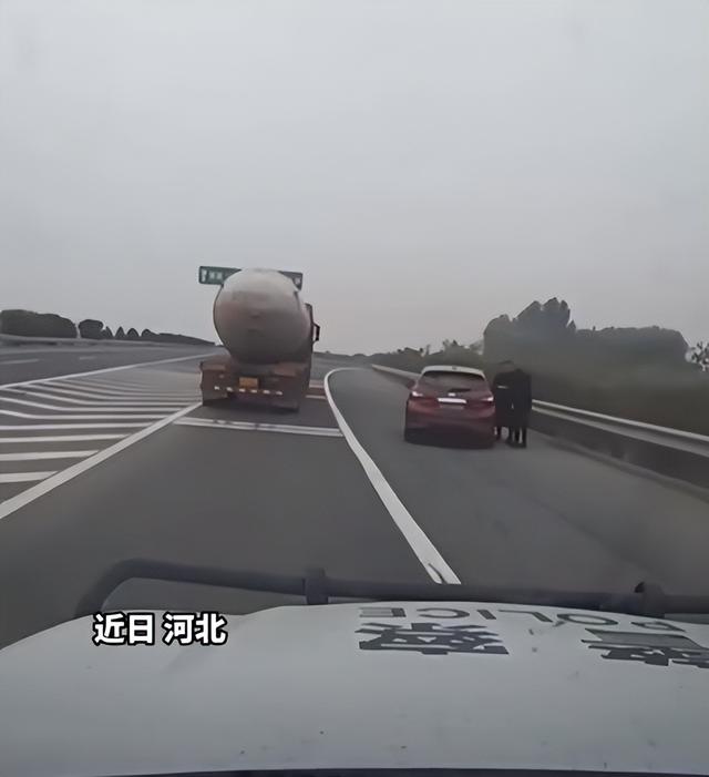 美女在高速拦车借钱应急,结果交警一来撒腿就跑,实际是诈骗行为!