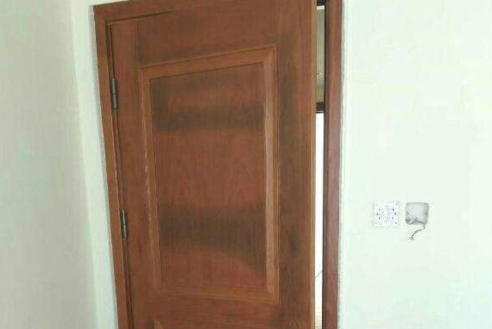 装修别再傻傻装这种门了,聪明人从不用,隔音差还易变形!