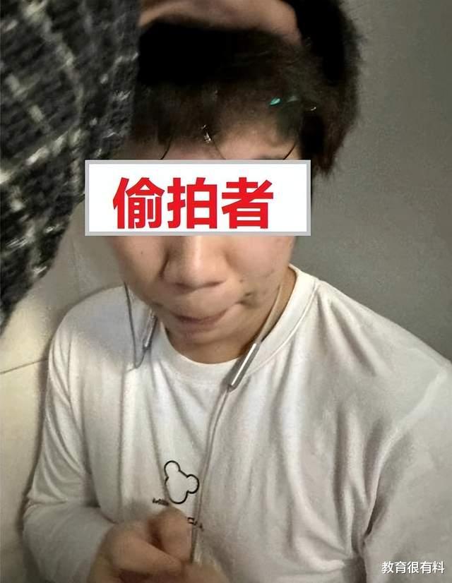 上海一高校男生女厕所偷拍被抓，校方回应，当事人透露更多细节