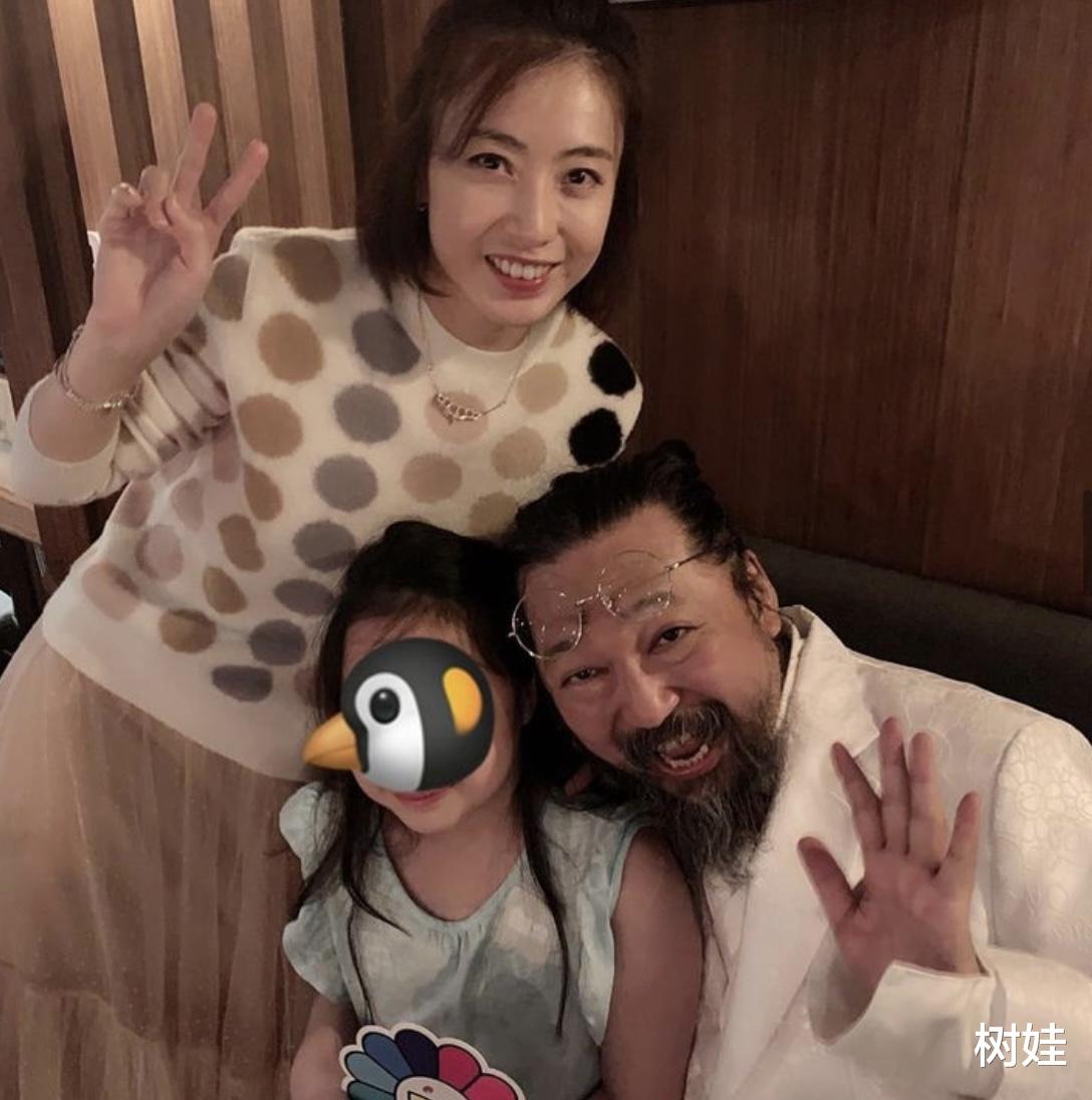 甘比|甘比到日本拜访村上隆,仨子女随行罕见同框,4岁小女儿可爱抢镜