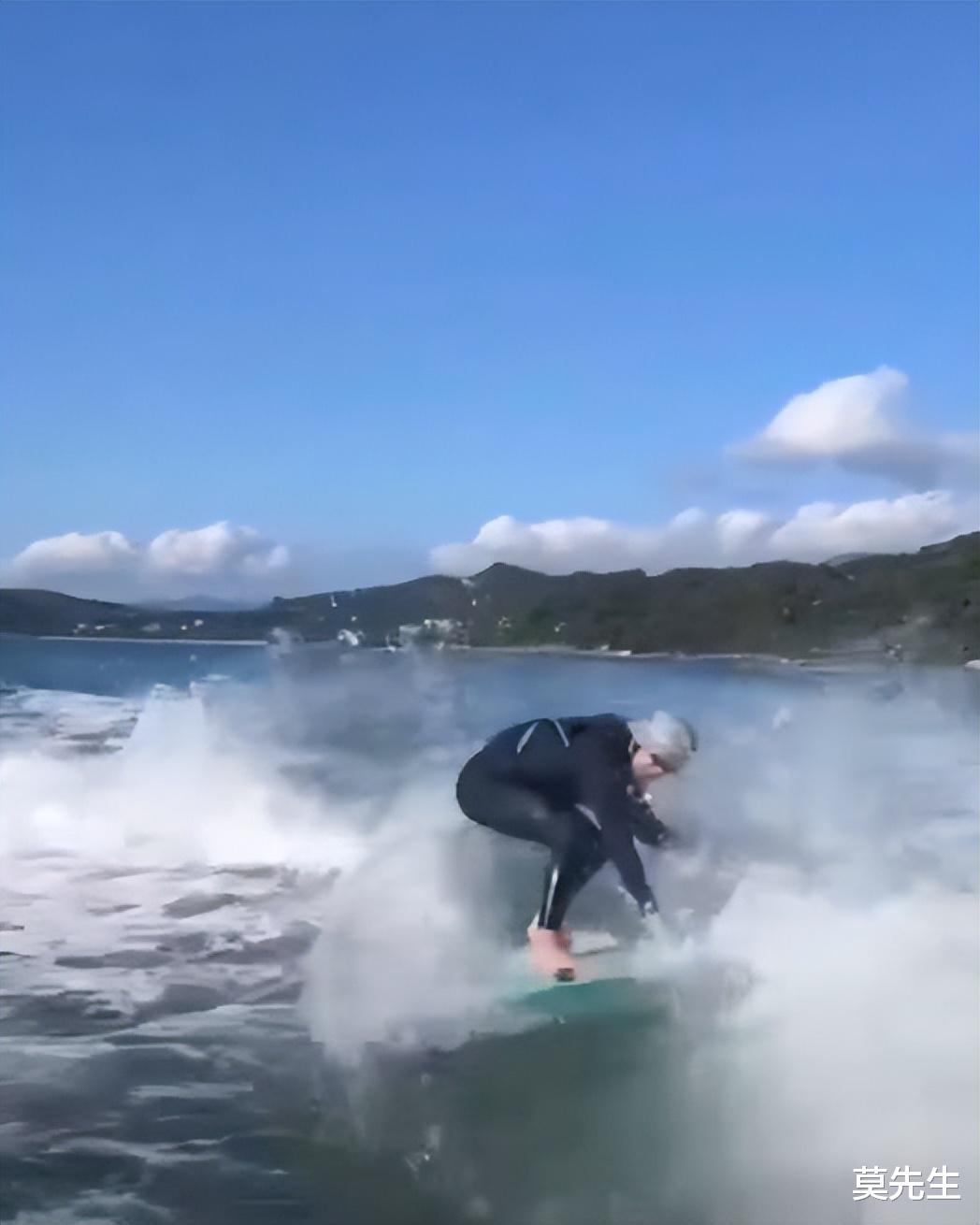 周星驰|60岁周星驰冲浪秀技，动作娴熟不输年轻人，求教粉丝怎么跳更高