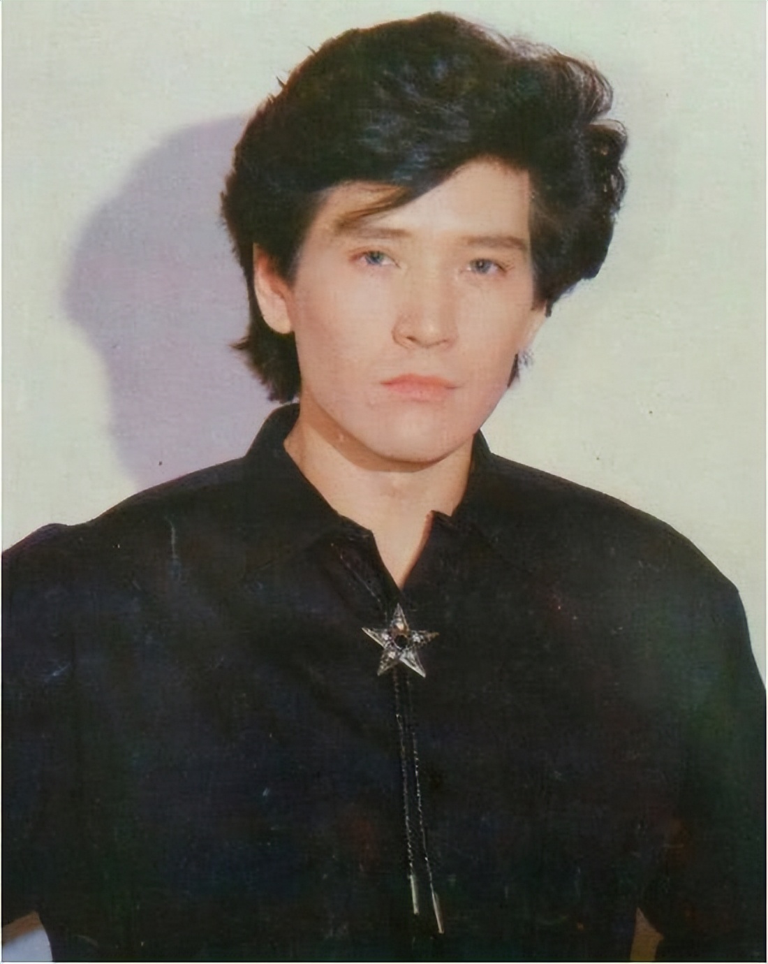 费翔|61岁费翔晒国外精致生活，戴手表金戒笑开怀，留络腮胡仍帅气健硕