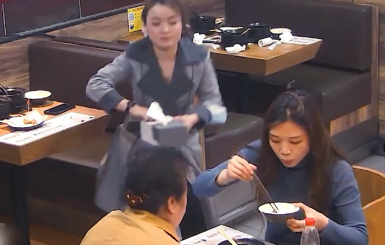 监控下感人的一瞬:年迈母亲竟遭儿子家暴,善良女士做法让人感动