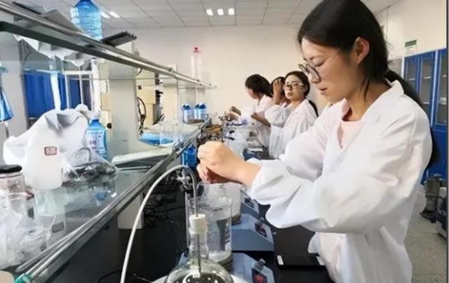 衬衫|家中没人脉的学生，不建议选这4个专业，“坑多”还比较难就业