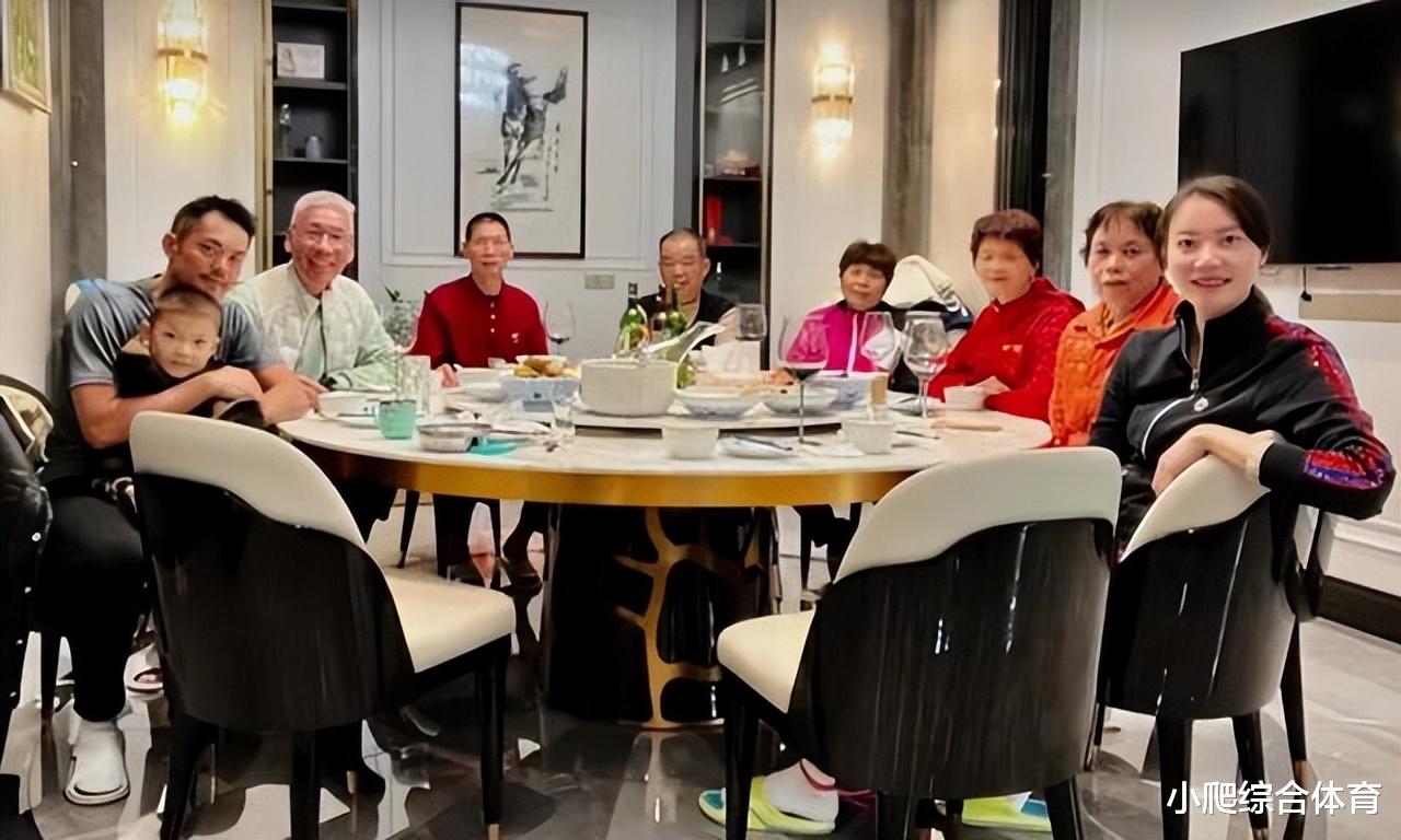 林丹|紧抱儿子!林丹一家7000万豪宅聚餐,与谢杏芳冰释前嫌狂秀恩爱