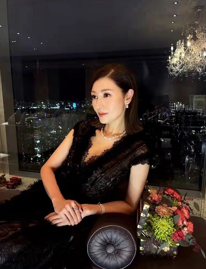 李嘉欣|51岁李嘉欣真是狠人！高调出院后立马参加聚会，穿格纹装大出风头