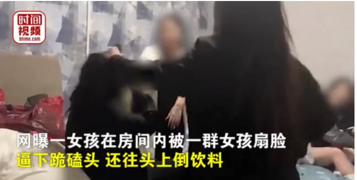 山东日照,某房间内,一名女孩被五、六名女孩围殴