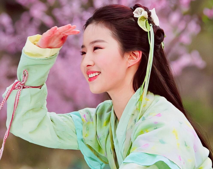 |刘亦菲十五岁的时候太嫩了吧，穿着时尚，像极了时下前卫的穿法