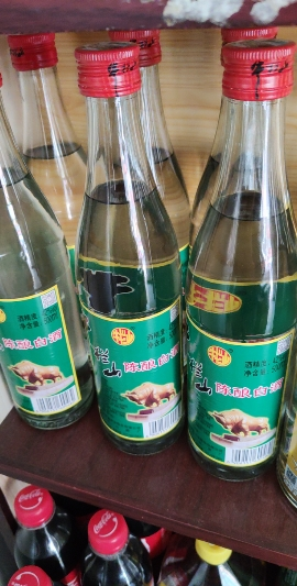 北京通州,男子一人在饭店喝了3瓶42度的牛栏山二锅头,喝完后出门就醉倒