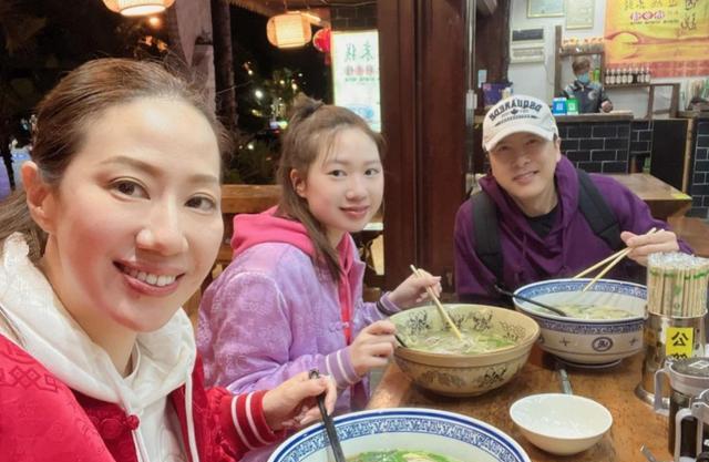 成龙|6位老牌港星来内地，成龙和内地网红合影，甄子丹到处旅游