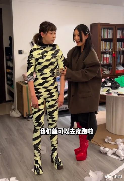 美甲 死性不改？痞幼做超长芭比粉美甲，网友：这是美甲还是鸡爪