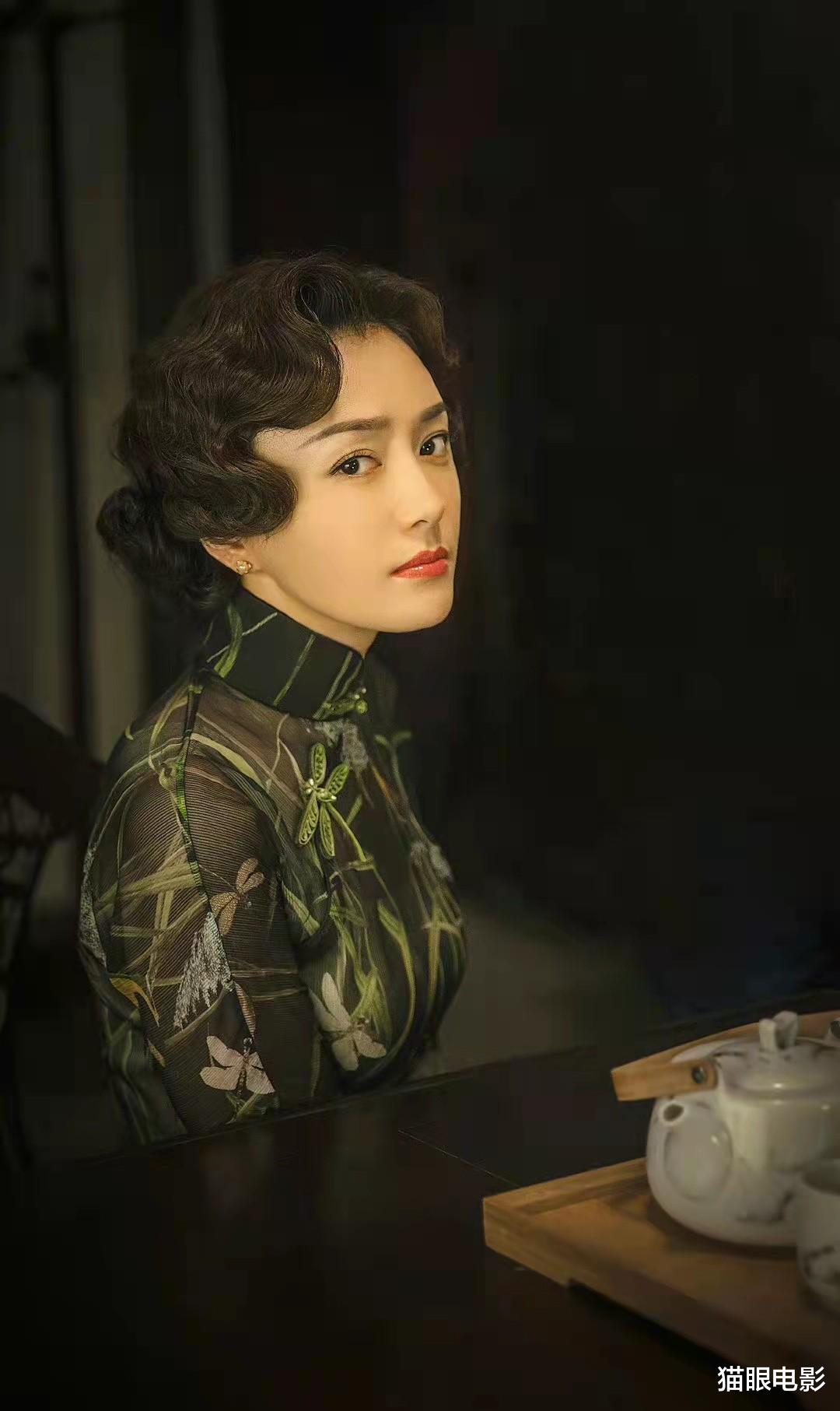 秦岚|42岁秦岚戴贝雷帽年轻10岁，穿外套露腰腹肌抢眼，怪不得能演刺客