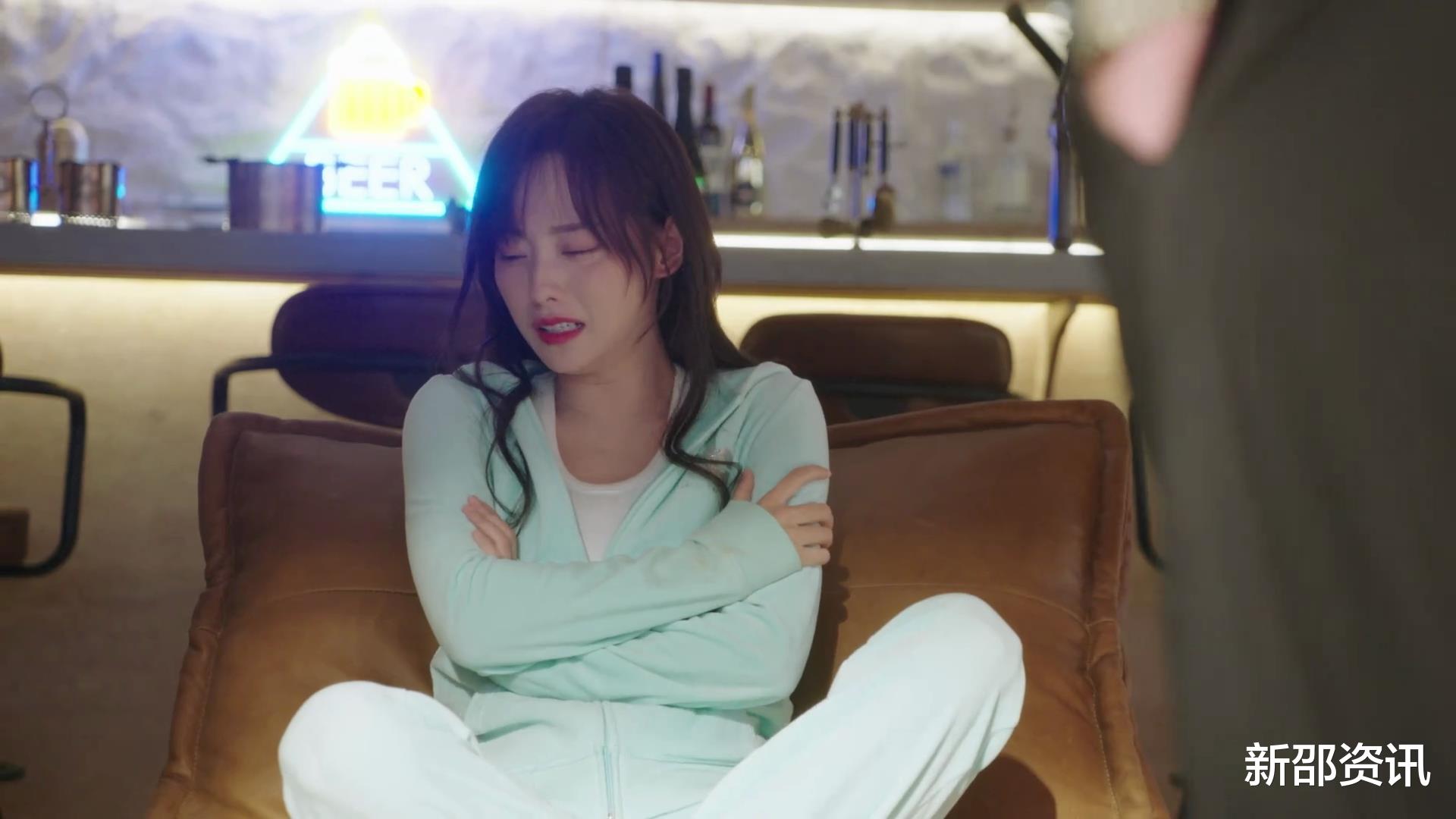 张嘉倪|张嘉倪这腿也太好看了,再加上眼角的那颗痣,“妖精美女”不白叫