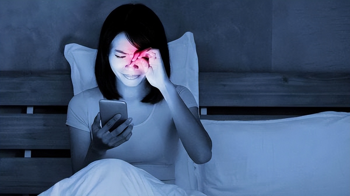 熬夜|24岁小伙熬夜加班后发现嘴歪了：常熬夜的人，没准付出这5种代价