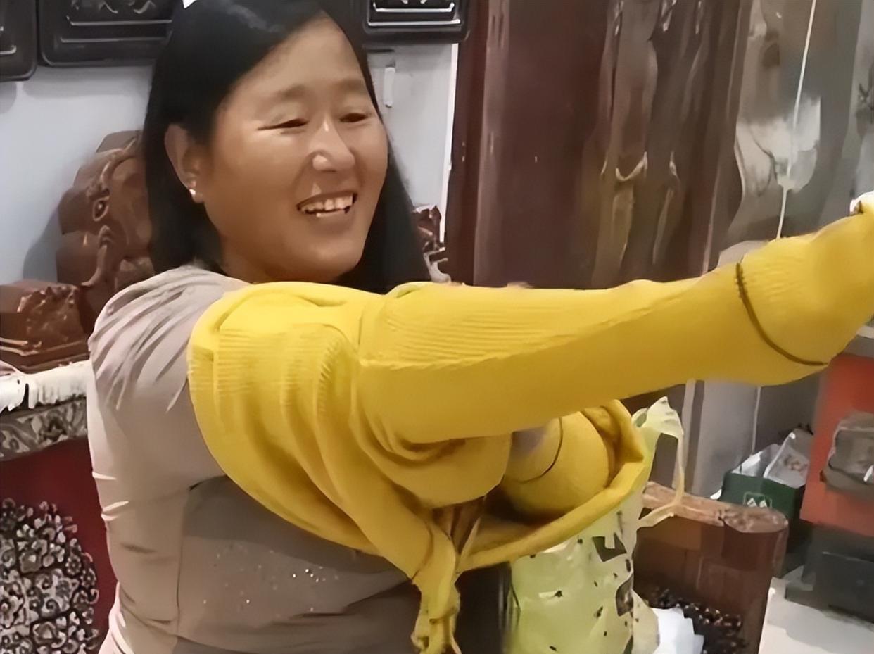 陈萌|陈萌花3000给婆婆买衣服，大衣嫂乐的站街头炫耀，网友：比亚男强