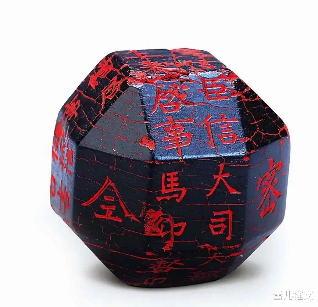 一男孩捡了个发红光的“黑球”。母亲看后大怒：乱捡什么？扔出去！