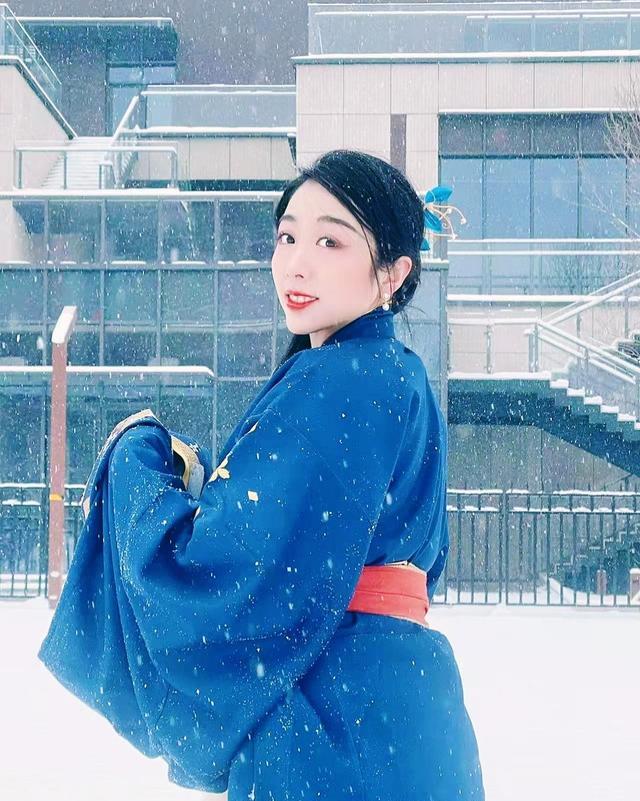 |晚上8点！隋文静晒汉服照真漂亮，韩聪哥拍摄冻坏了双手！