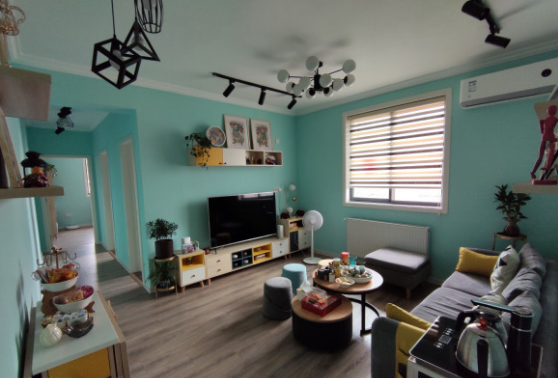 给儿子买学区房,老房改造,99㎡花13万,全屋刷漆太显眼