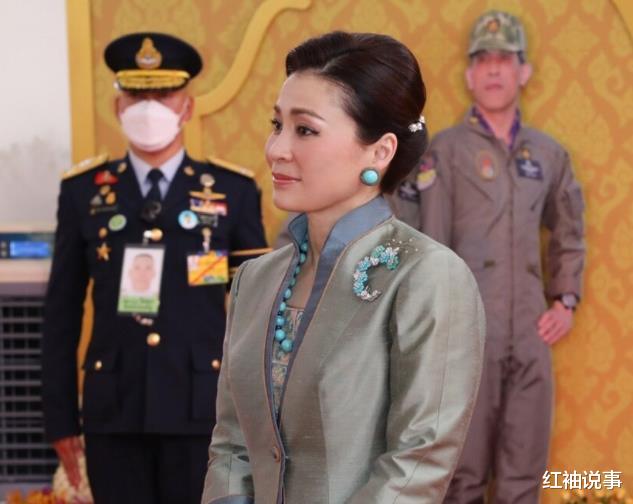 苏提达|?泰王送苏提达新珠宝,佩戴绿松石套装亮相,庆祝帝后结婚3周年