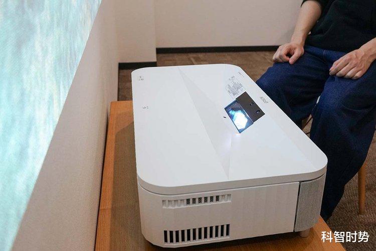 投影仪|只是放置客厅就是电影院!“代替电视”体验爱普生超短焦投影仪