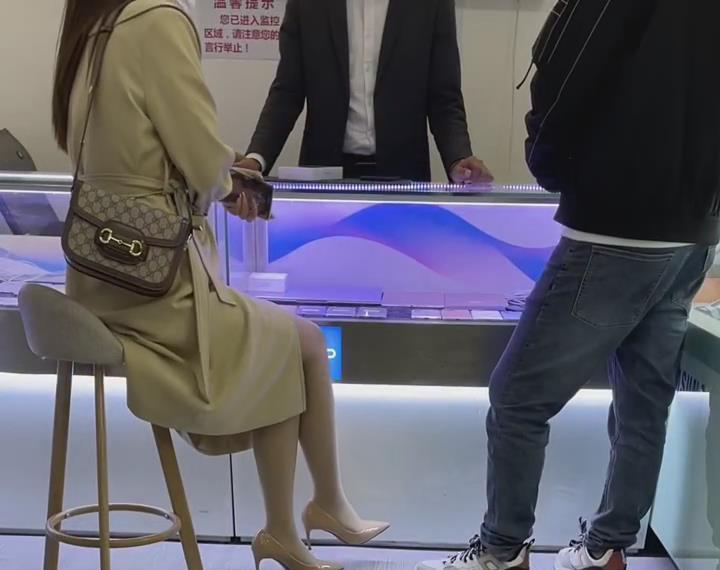 成都女子买万元手机,被认识3天男友拒绝后怒斥:我不如一部手机