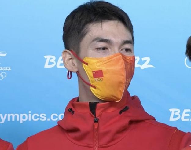 中国队|中国队首金，王濛眼含热泪，五星红旗很鲜艳，武大靖也是激动落泪