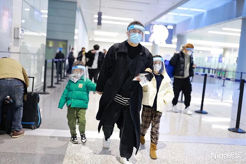 黄磊|黄磊重男轻女？穿大衣赶机只牵儿子不牵女儿，小女儿全程紧跟爸爸好乖