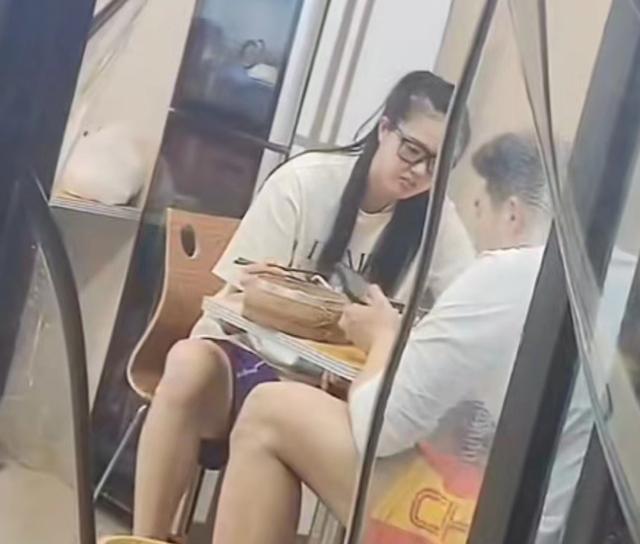 张常宁|张常宁吴冠希街头吃汤包！脸型圆润略显发福，恐难赶上女排世锦赛