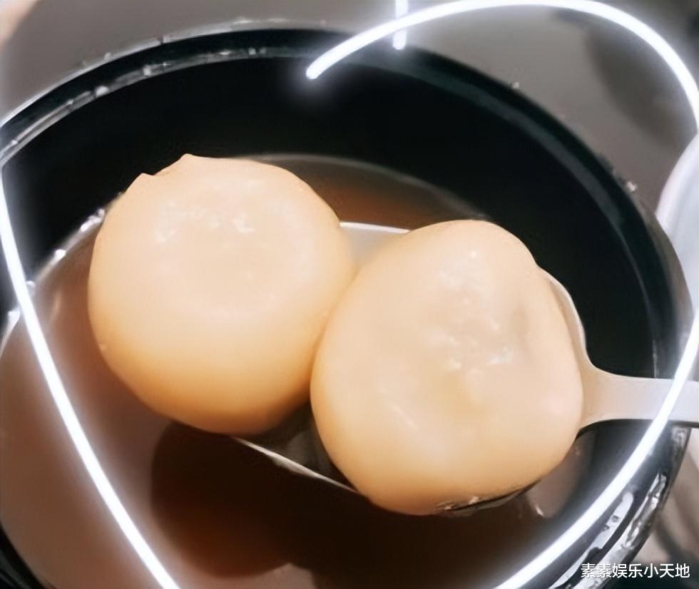 孔雪儿|熊黛林送元宵节祝福，红裙和鲜花很耀眼，吃汤圆分享幸福生活