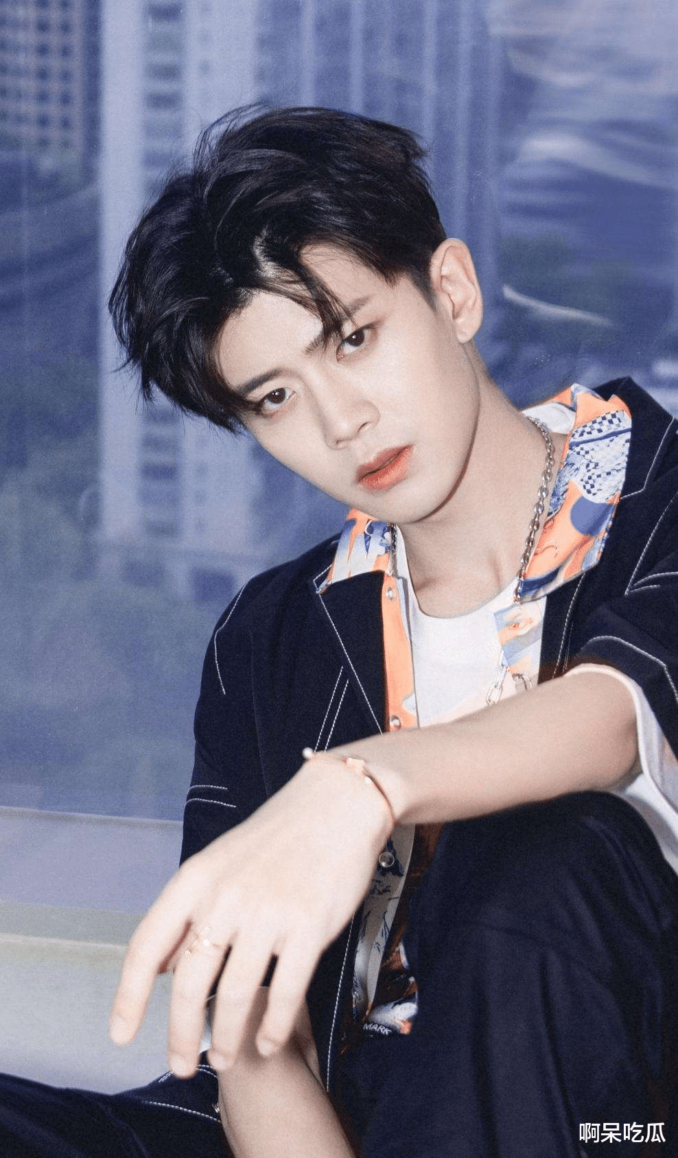 任嘉伦|任嘉伦近照曝光,戴眼镜量血压,全程紧张到不敢说话