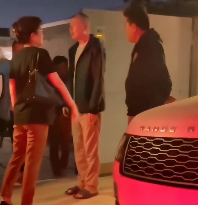 冯小刚|冯小刚夫妇洛杉矶会客遭曝光,被质疑将定居美国,已购置两套房产