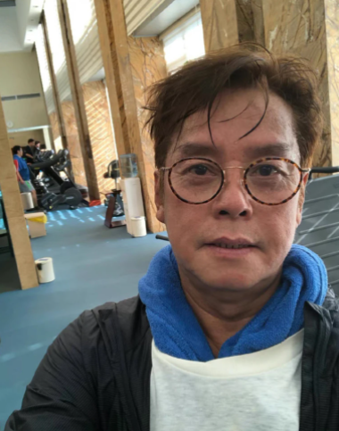 周润发|72岁谭咏麟和67岁周润发同框后,才知偶像和普通人的差距有多大