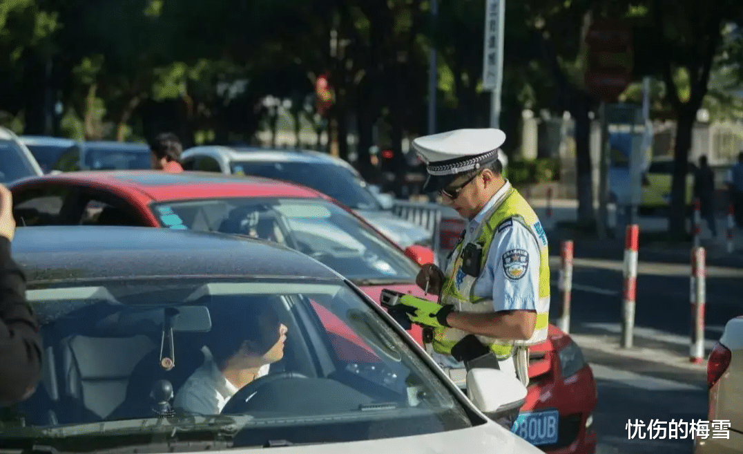 “因为一百元罚款,男子跟交警队杠到底了”