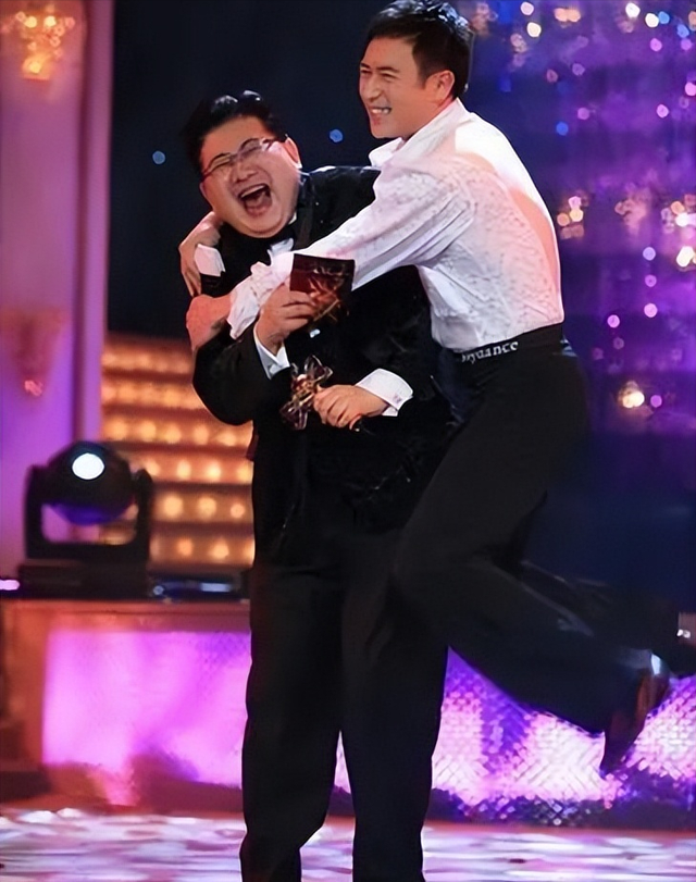 曹可凡|“东方卫视主持”曹可凡:妻子是大学教授,结婚27年也幸福