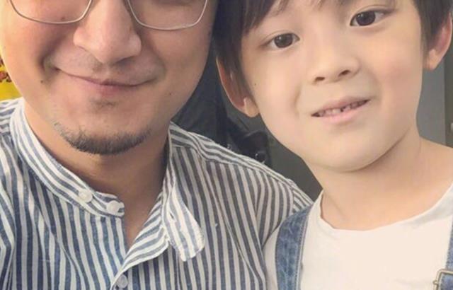 参观尼格买提住的豪宅,客厅铺了波斯地毯,装修富有异域风情