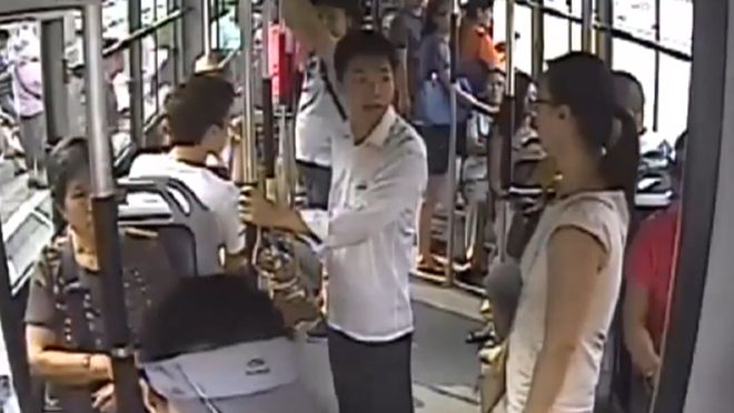 女孩公交遭遇咸猪手,被男子怒捅十几刀血喷全车,男子:正当防卫
