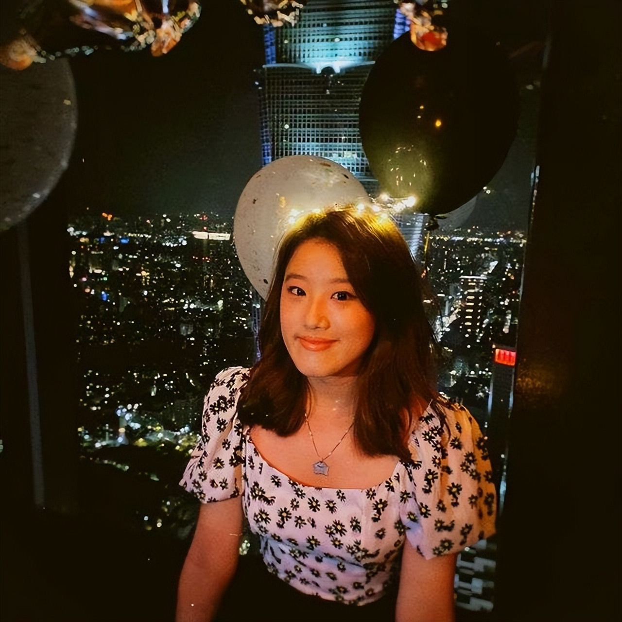 贾静雯|贾静雯17岁大女儿颜值逆袭!穿吊带裙小秀性感,化欧美妆凹凸有致