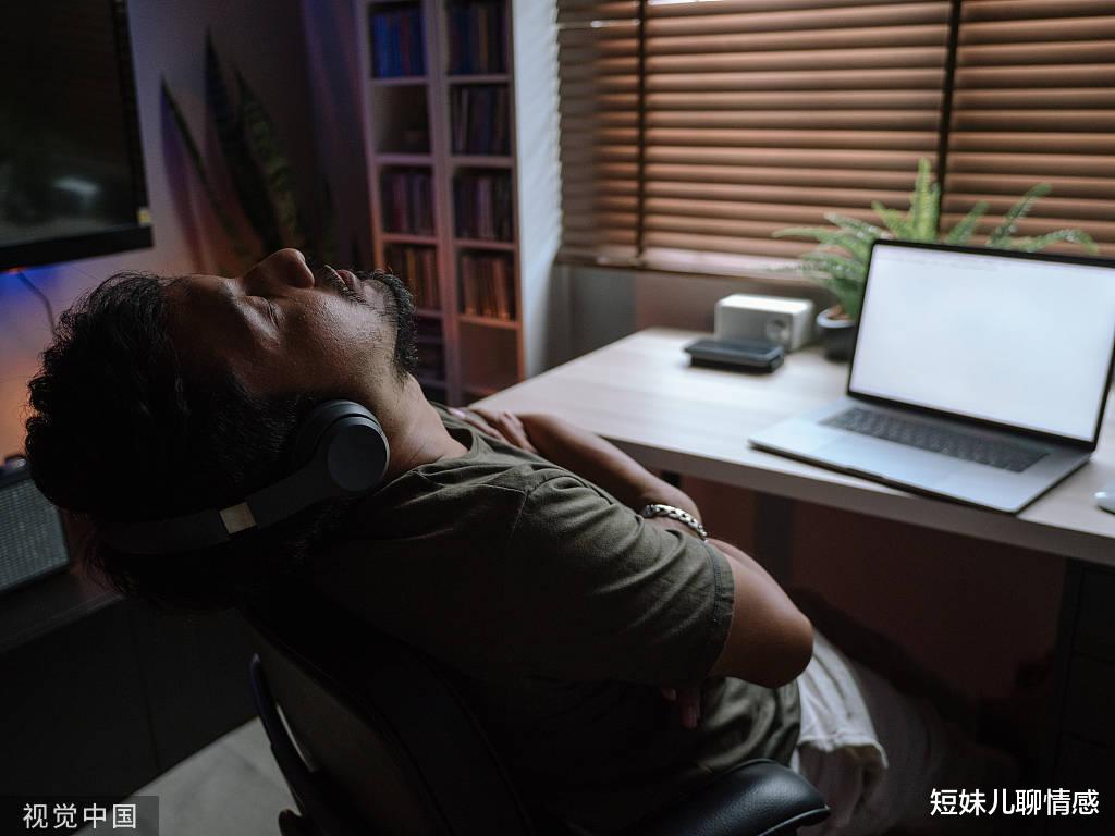 大学|中产出身名校毕业，他们找不到工作价值，蹲在出租屋闲散度日