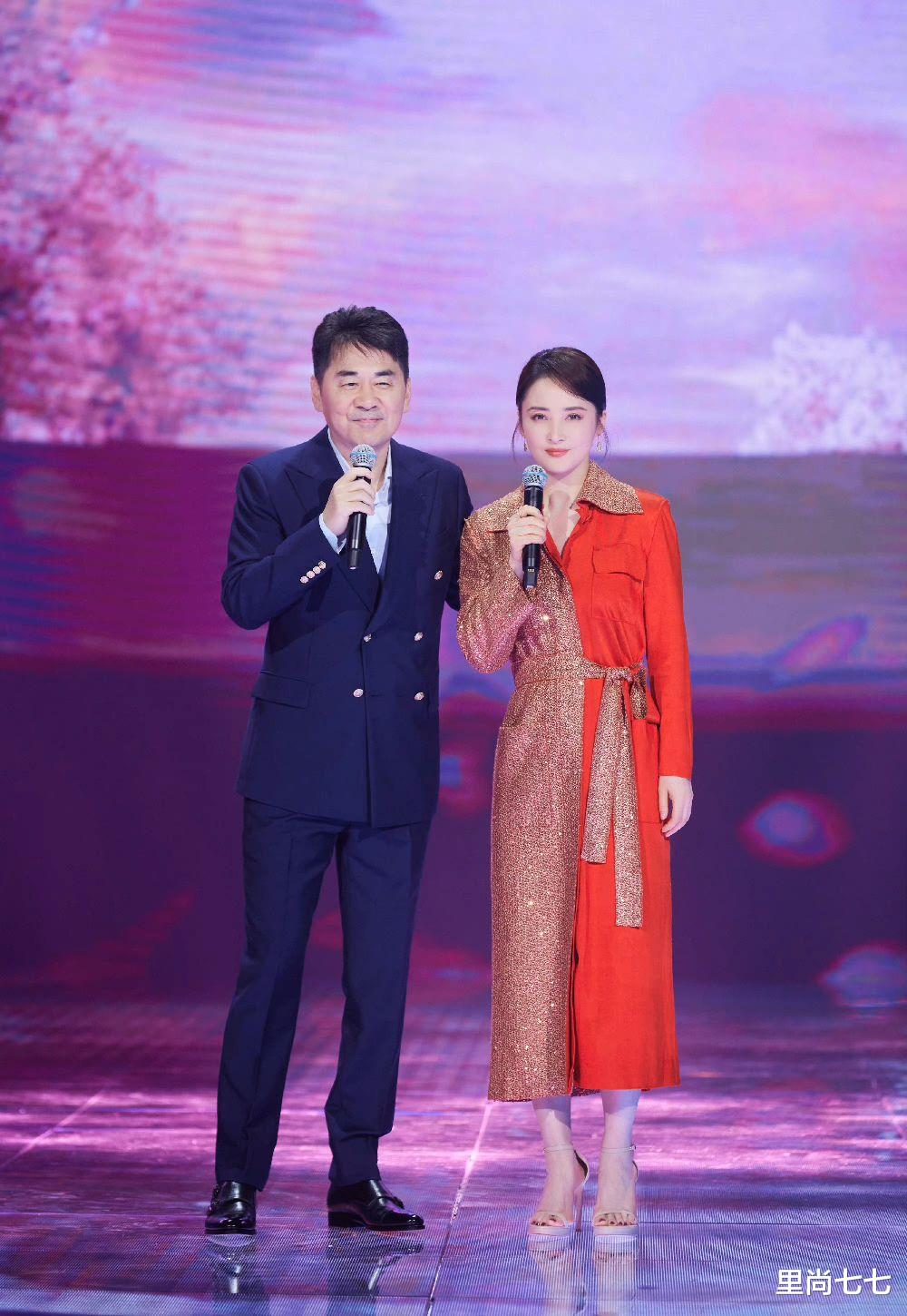 蒋勤勤 陈建斌怎么老成这样了!换新发型变老头,同框蒋勤勤穿红裙像女儿